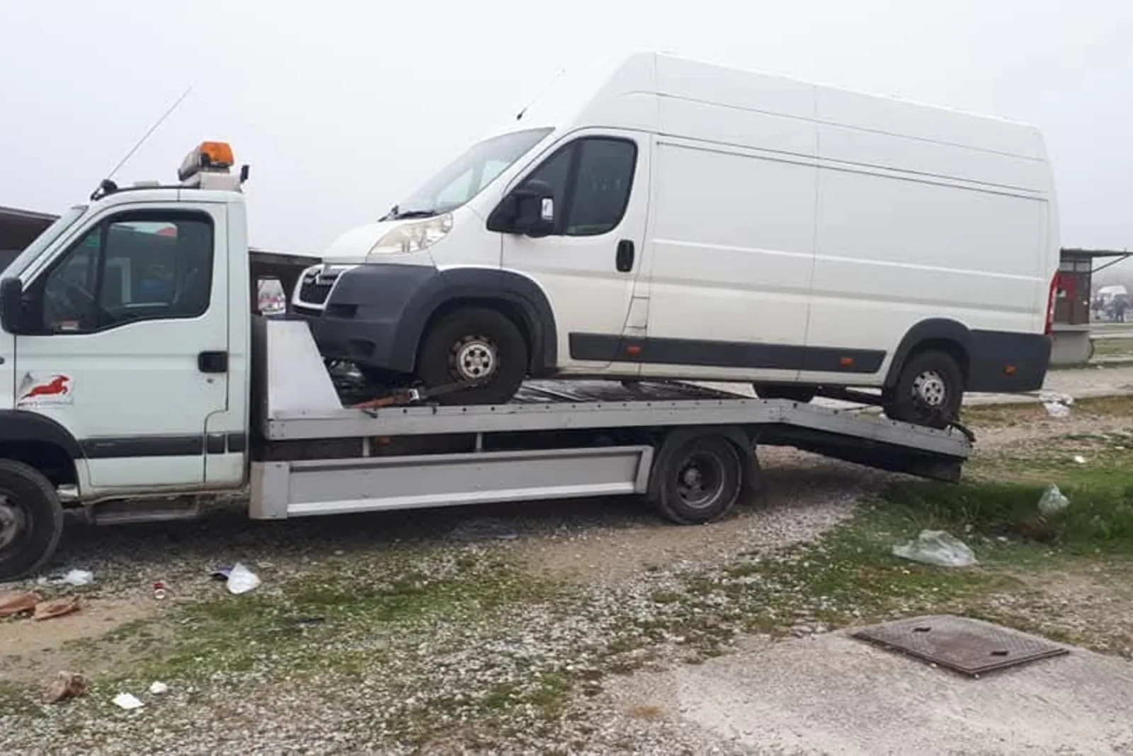 Vuča teretnog kombija na platformi