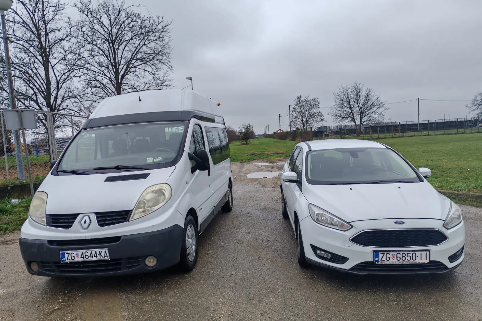 Kombi i osobno vozilo za prijevoz putnika do hotela