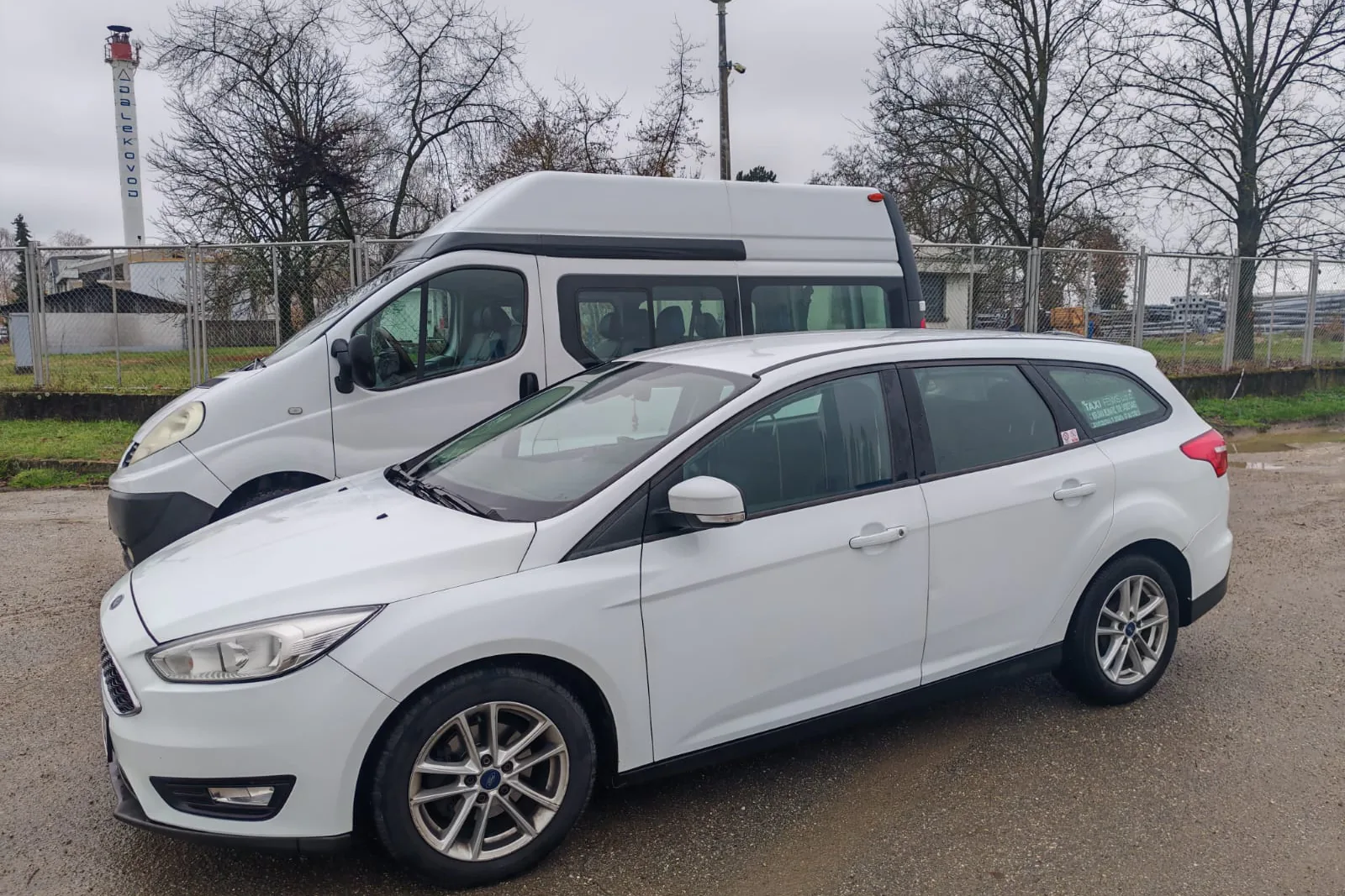 Vozila Vučne službe Feniks ispred servisa i hotela